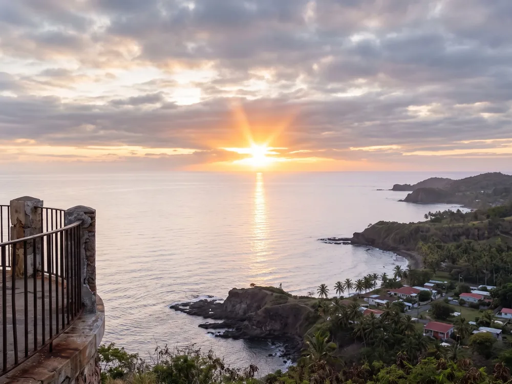 Amanecer visto desde un mirador en la costa de Puerto Rico, con el sol saliendo sobre el mar